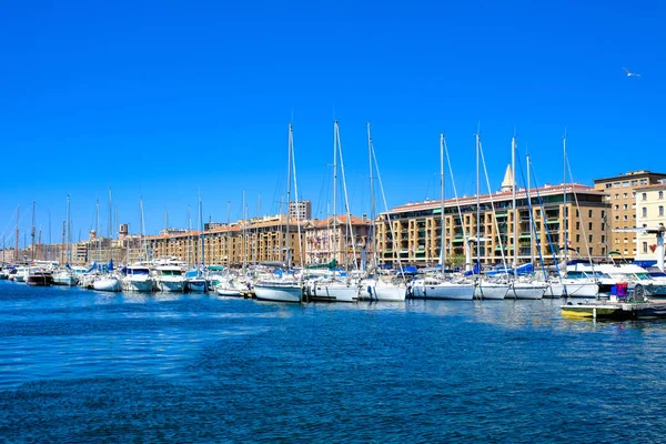 Vista panorámica del terraplén derecho del Puerto Viejo de Marsella. Vieux-Port de Marseille, Francia . — Foto de Stock