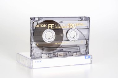 Prag, Çek Cumhuriyeti - 20 Şubat 2019: Ses kompakt kaset Tdk Fe 90 Ferric plastik kutu üzerinde bıraktı. Beyaz arka planda ses kaseti.
