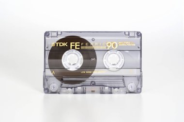Prag, Çek Cumhuriyeti - 20 Şubat 2019: Ses kompakt kaset Tdk Fe 90 Ferric. Beyaz arka planda ses kaseti.