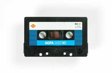 Bremen, Almanya - 29 Mayıs 2019: Ses kompakt kaset Agfa Ferro Lnx 90 mavi. Nadir viantage ses kaseti, beyaz arka plan da görünümü kapatın.