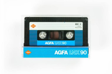 Bremen, Almanya - 29 Mayıs 2019: Mühürlü ses kompakt kaset Agfa Ferro Lnx 90 mavi. Nadir viantage ses kaseti, beyaz arka plan da arka dan görünüm.