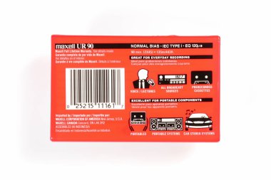 Bremen, Almanya - 29 Mayıs 2019: Mühürlü ses kompakt kaset Maxell sizin 90 kırmızı. Vintage ses kaseti, beyaz arka plan da görünümü geri yakın.