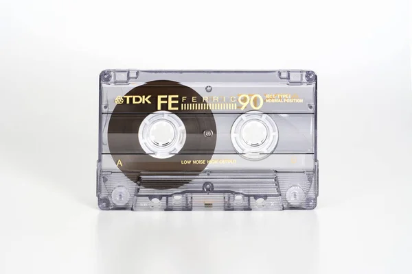 Prag, Çek Cumhuriyeti - 20 Şubat 2019: Ses kompakt kaset Tdk Fe 90 Ferric. Beyaz arka planda ses kaseti.