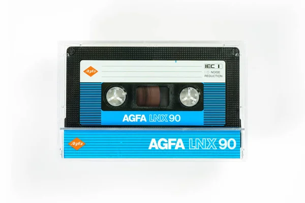 BREMEN, ALEMANIA - 29 DE MAYO DE 2019: Casete compacto de audio sellado AGFA Ferro LNX 90 azul. Rara casete de audio viantage, vista de cerca hacia atrás sobre fondo blanco . — Foto de Stock