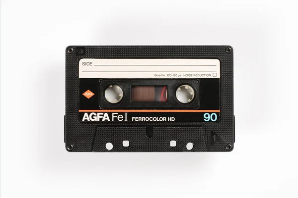 BREMEN, ALEMANIA - 29 DE MAYO DE 2019: Audio casete compacto AGFA Ferrocolor HD FeI 90 rojo. Rara casete de audio viantage, vista de cerca sobre fondo blanco . — Foto de Stock