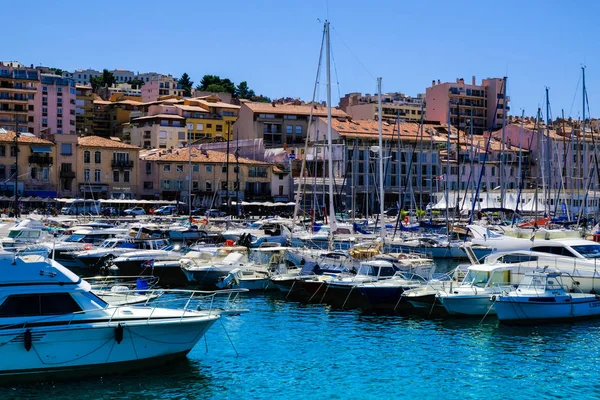 Terraplén de Marsella con yates y barcos en el Puerto Viejo. Vieux-Port de Marsella . — Foto de Stock