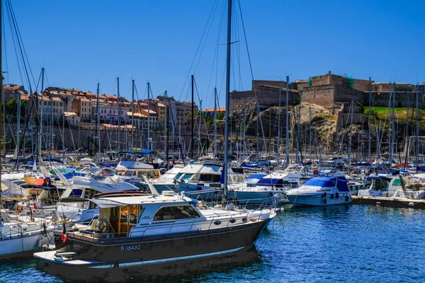 Terraplén de Marsella con yates y barcos en el Puerto Viejo y el fuerte de San Nicolás. Vieux-Port de Marsella . — Foto de Stock