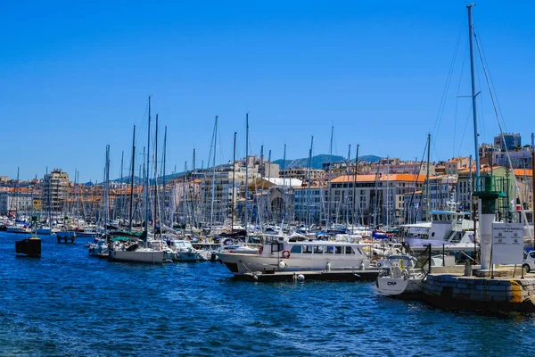 Terraplén de Marsella con yates y barcos en el Puerto Viejo. Vieux-Port de Marsella . — Foto de Stock