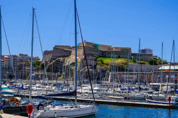 Terraplén de Marsella con yates y barcos en el Puerto Viejo y Fort Saint-Nicolas. Vieux-Port de Marsella . — Foto de Stock