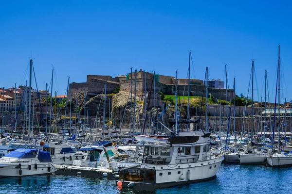 Terraplén de Marsella con yates y barcos en el Puerto Viejo y el fuerte de San Nicolás. Vieux-Port de Marsella . — Foto de Stock
