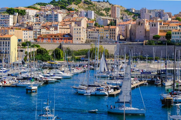 Terraplén de Marsella con yates y barcos en el Puerto Viejo y Notre Dame de la Garde. Vieux-Port de Marsella . — Foto de Stock
