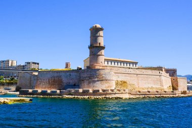 Marsilya. Tahkimat Fort Saint-Jean güneşli bir günde, Marsilya Eski liman görünümü.