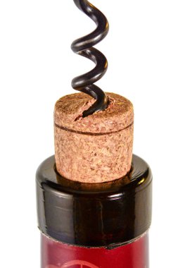 Corkscrew kırmızı şarap şişesinden bir mantar çıkarır. Mantar yakın makro, beyaz arka plan üzerinde izole.