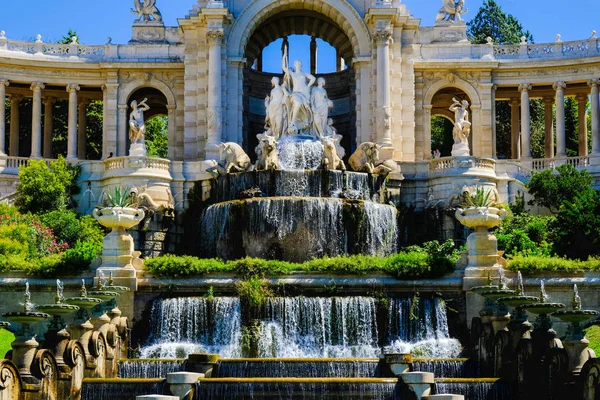 Marsylia. Palais de Longchamp z fontannami i rzeźbami w słoneczny dzień, centralny Kaskada. — Zdjęcie stockowe