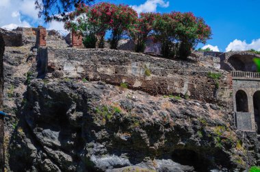 Pompeii, arkeolojik alan, şehir duvarlarının antik kalıntıları ve volkanik lav katmanları.