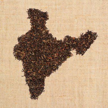 Gevşek siyah çay. Hindistan kontur homespun keten tuval arka plan üzerinde Hint Assam çay yapılır