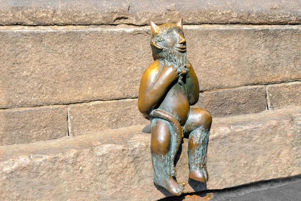 Lubeck. Bronzen duivel zittend op een stenen banch buiten St. Marys kerk of Marienkirche — Stockfoto