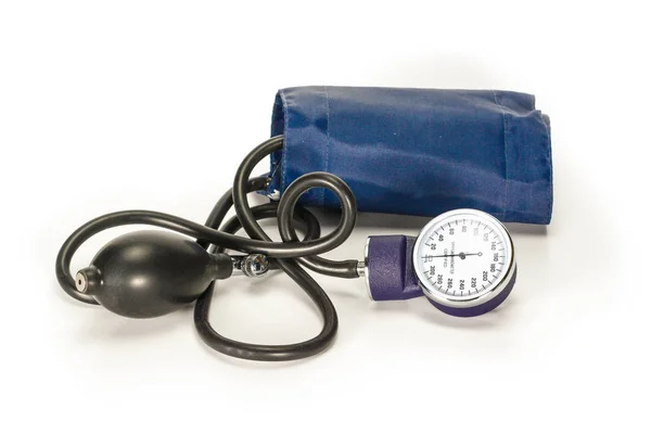 그림자와 흰색 배경에 고립 된 Sphygmomanometer 또는 고전적인 tonometer. 혈압 측정을 위한 파란색 토노미터. — 스톡 사진