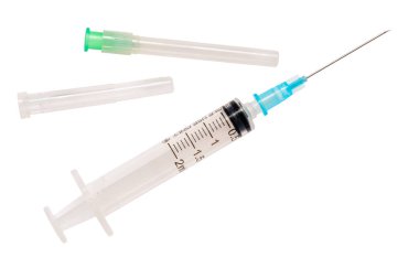 Plastik kabuk ve rezerv iğne ile şırınga. 2 ml şırınga yakın, beyaz arka plan üzerinde izole