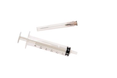 Plastik kabukta iğne ile şırınga. 5 ml şırınga yakın, beyaz arka plan üzerinde izole
