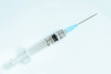Tıbbi solüsyon ile açık mavi bir arka plan üzerinde Şırınga. 2 ml şırınga yakın