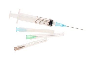 Şırınga ve plastik kabuklarda üç iğne. 2 ml tek kullanımlık şırınga yakın, gölge olmadan beyaz arka plan üzerinde izole