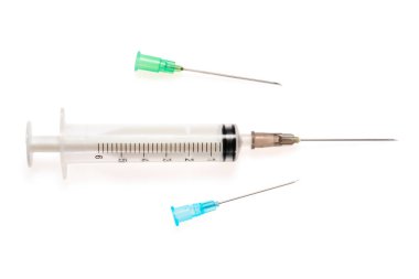 İğneli şırınga ve iki kullanılmış iğne. 6 ml tek kullanımlık şırınga yakın, gölge ile beyaz arka plan üzerinde izole