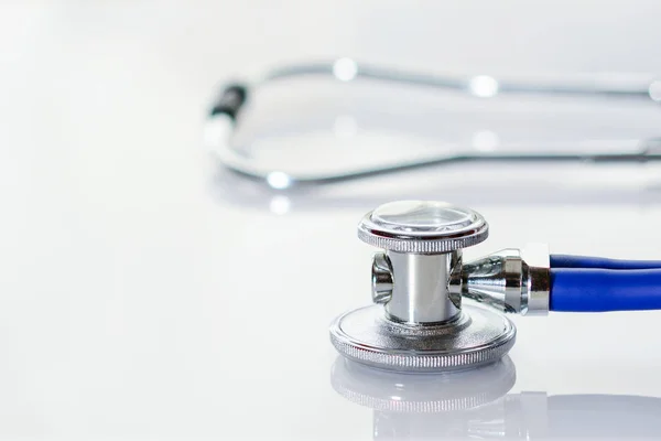 Stetoskop lub fonendoskop na białym biurku lekarza z kopią miejsca. Leczenie przeziębienia lub grypy. — Zdjęcie stockowe