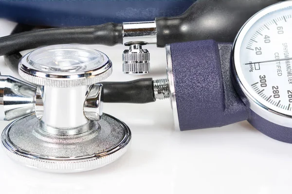Sphygmomanometer i fonendoskop zbliżenie makro, pomiar ciśnienia krwi sprzętu medycznego. Tonometr, narzędzie medyczne o wysokiej rozdzielczości. — Zdjęcie stockowe