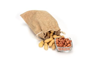 Fıstık. Jüt çuval soyulmuş çekirdekleri ile fıstık ve cam kase dolu, beyaz arka plan üzerinde izole.