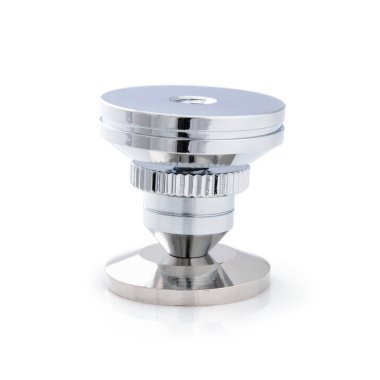 Ses geçirmez çelik koni çivisi, ses için şok geçirmez izolasyon ayağıyla birleştirildi. Hoparlör, amplifikatör, döner tabaka, DAC, kaydedici için hazır olun. Beyaz arkaplanda yakın plan.