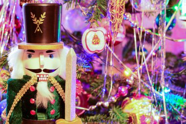 Fındıkkıran asker süslü Noel ağacının altında. Geleneksel Xmas şenlikli tahta oyuncak, yakın plan..