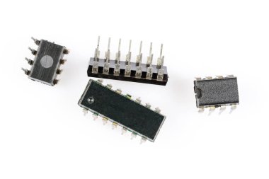 Elektronik bileşenler. Dört farklı tip ve boyutta dört eski mikroçip. Bütünleşik devre çiplerinin Macro stüdyoları yakın çekim, beyaz arka planda gölgeli izole.