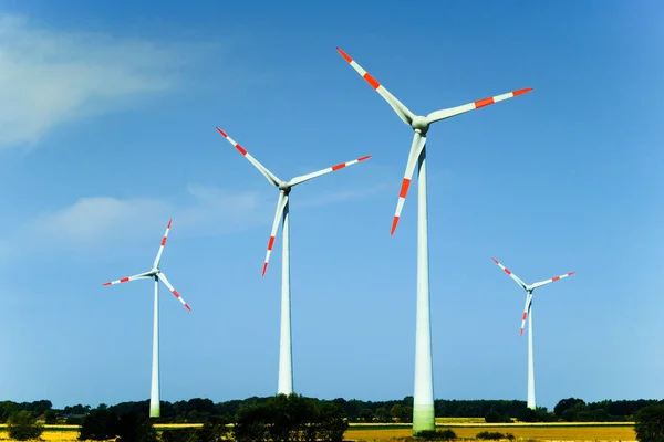 Větrné Turbíny Vyrábějící Elektřinu Proti Modré Čisté Obloze Eko Energie — Stock fotografie