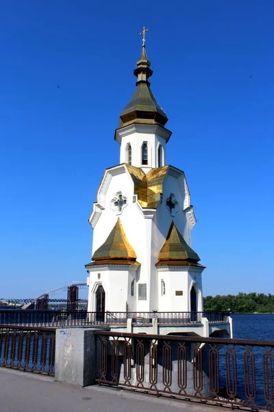 Nicolas Wondermaker Sur Église Eau — Photo