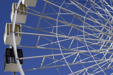 Mavi bir arkaplanda çember