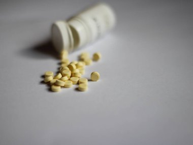 İlaç tedavisi, tıbbi vitaminler.