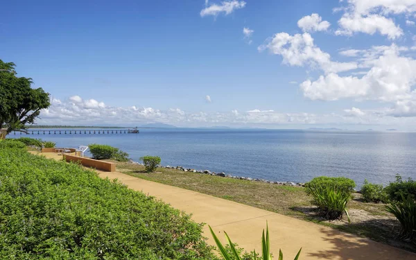 澳大利亚北昆士兰卡德威尔度假村沿着滨海大道欣赏风景 — 图库照片
