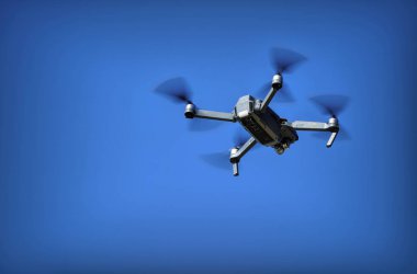mavi gökyüzü arka plan ile bir dron