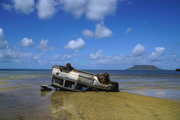 越野车在海滩上翻倒 — 图库照片