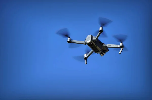 Um drone com fundo azul céu — Fotografia de Stock