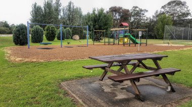 Çocuk Bahçesi ile forground ahşap park bankında