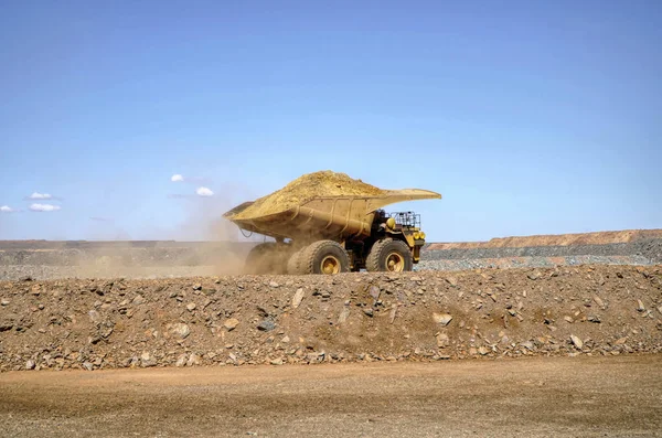 Grande caminhão movendo sujeira em uma mina de ouro — Fotografia de Stock