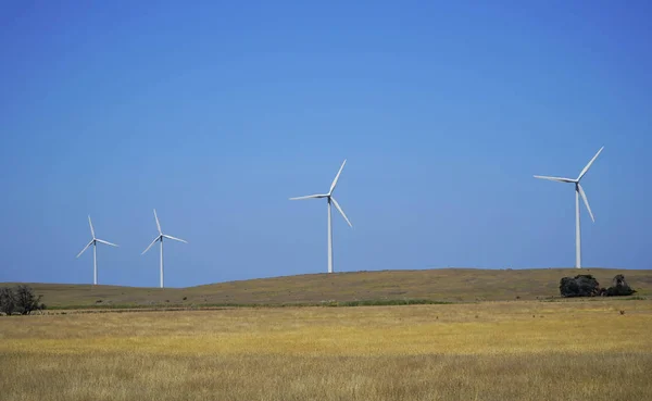 Farm vindkraftverk - förnybar ren grön energi — Stockfoto