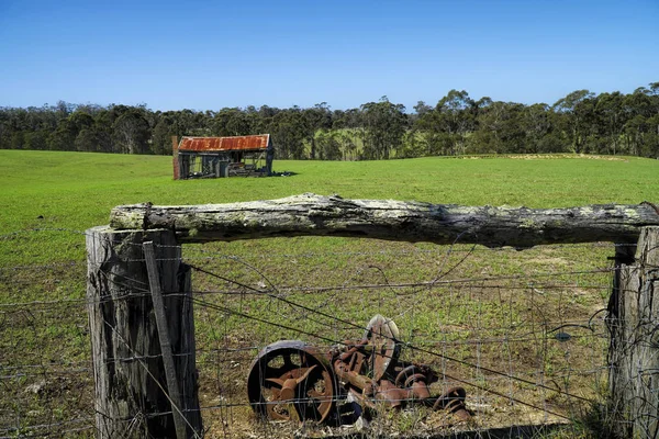 Oude vervallen houten boerderij verlaten op het platteland — Stockfoto