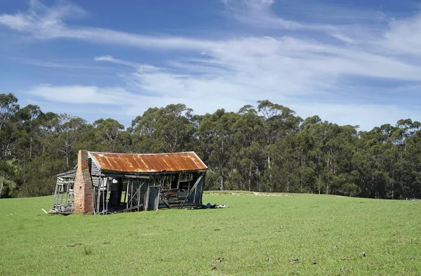 Antigua granja de madera abandonada abandonada en el campo — Foto de Stock