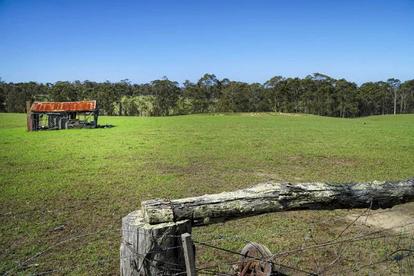Oude vervallen houten boerderij verlaten op het platteland — Stockfoto