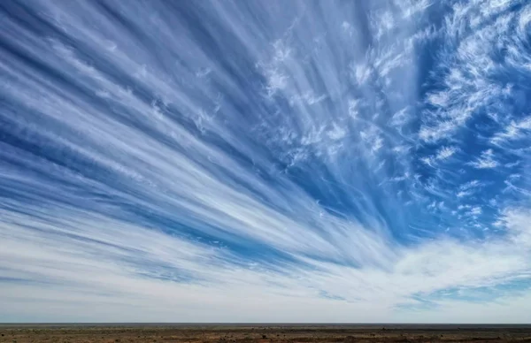 Streifenweise weiße Wolken — Stockfoto