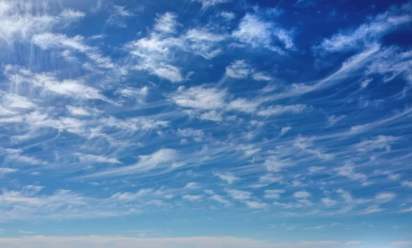 Belle nuvole e un cielo blu — Foto Stock