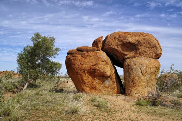 Los Mármoles del Diablo son grandes rocas graníticas —  Fotos de Stock
